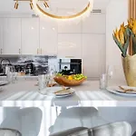 Apartment Invest - Z Prywatnym Jacuzzi I Sauna- Obroncow Pokoju 5 *