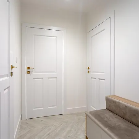 Invest - Z Prywatnym Jacuzzi I Sauna- Obroncow Pokoju 5 *